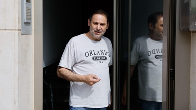 O exministro Ábalos sae de casa para realizar declaracións aos medios de comunicación tras o rexistro da UCO (EFE / Ana Escobar)
