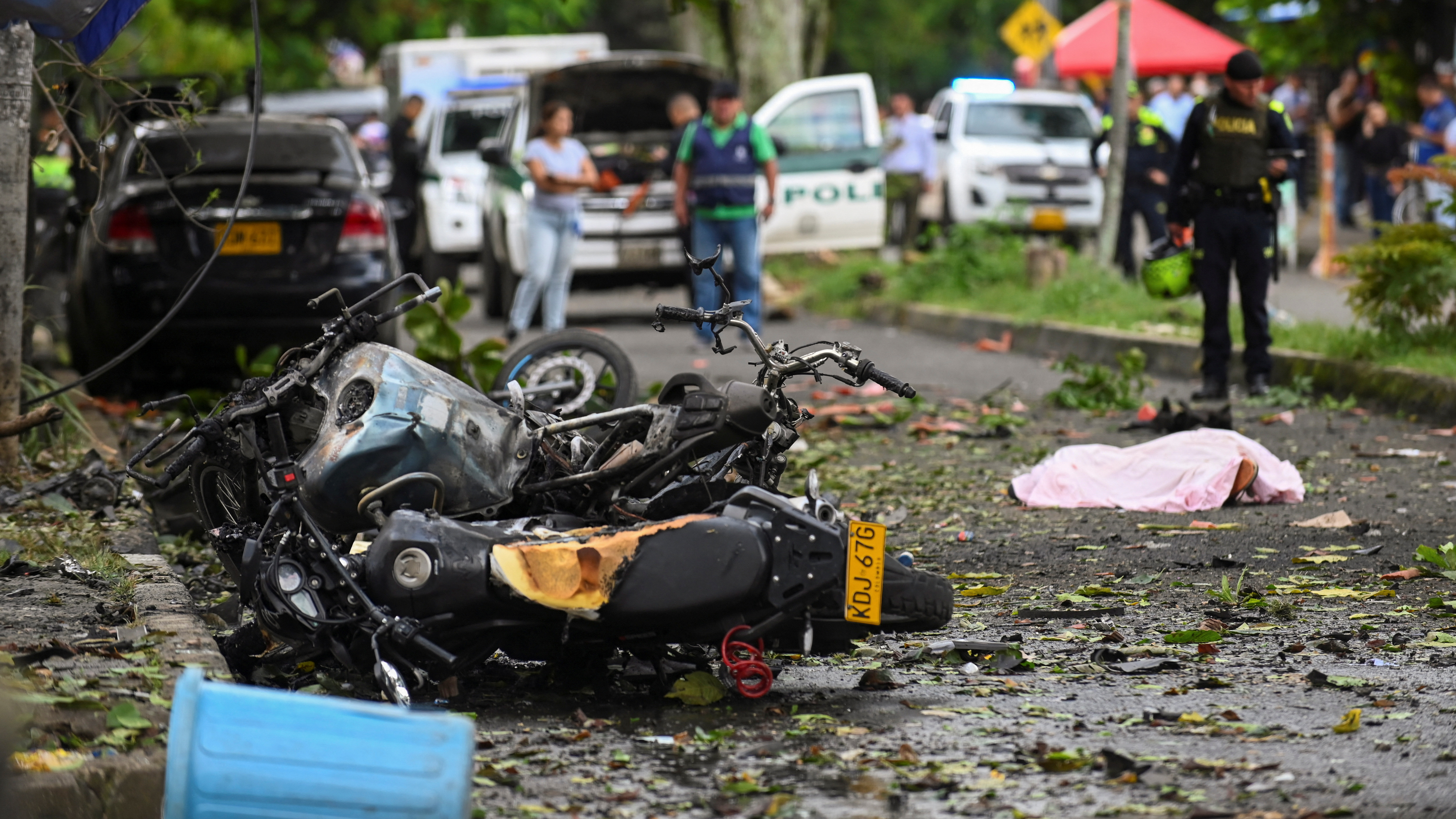 Nun dos atentados fixeron estourar unha moto bomba diante dunha comisaría de Cali (REUTERS / Stringer)