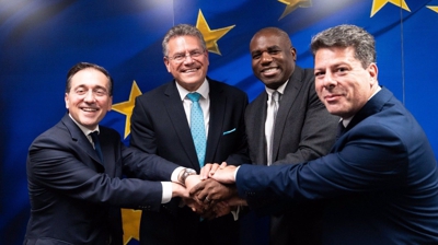 O ministro de Asuntos Exteriores, José Manuel Albares, celebra o acordo sobre Xibraltar co comisario Maros Sefcovic, o ministro británico David Lammy e o ministro principal gibraltareño Fabian Picardo (Ministerio de Asuntos Exteriores e Cooperación)