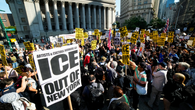 A xente protesta preto do tribunal de inmigración de EUA no edificio federal Jacob K. Javits en Nova York/Eduardo Munoz/Reuters
