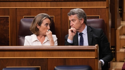 O líder do PP, Alberto Núñez Feijóo conversa coa diputada Cuca Gamarra, durante el pleno celebrado este xoves no Congreso (EFE / Borja Sánchez-Trillo)
