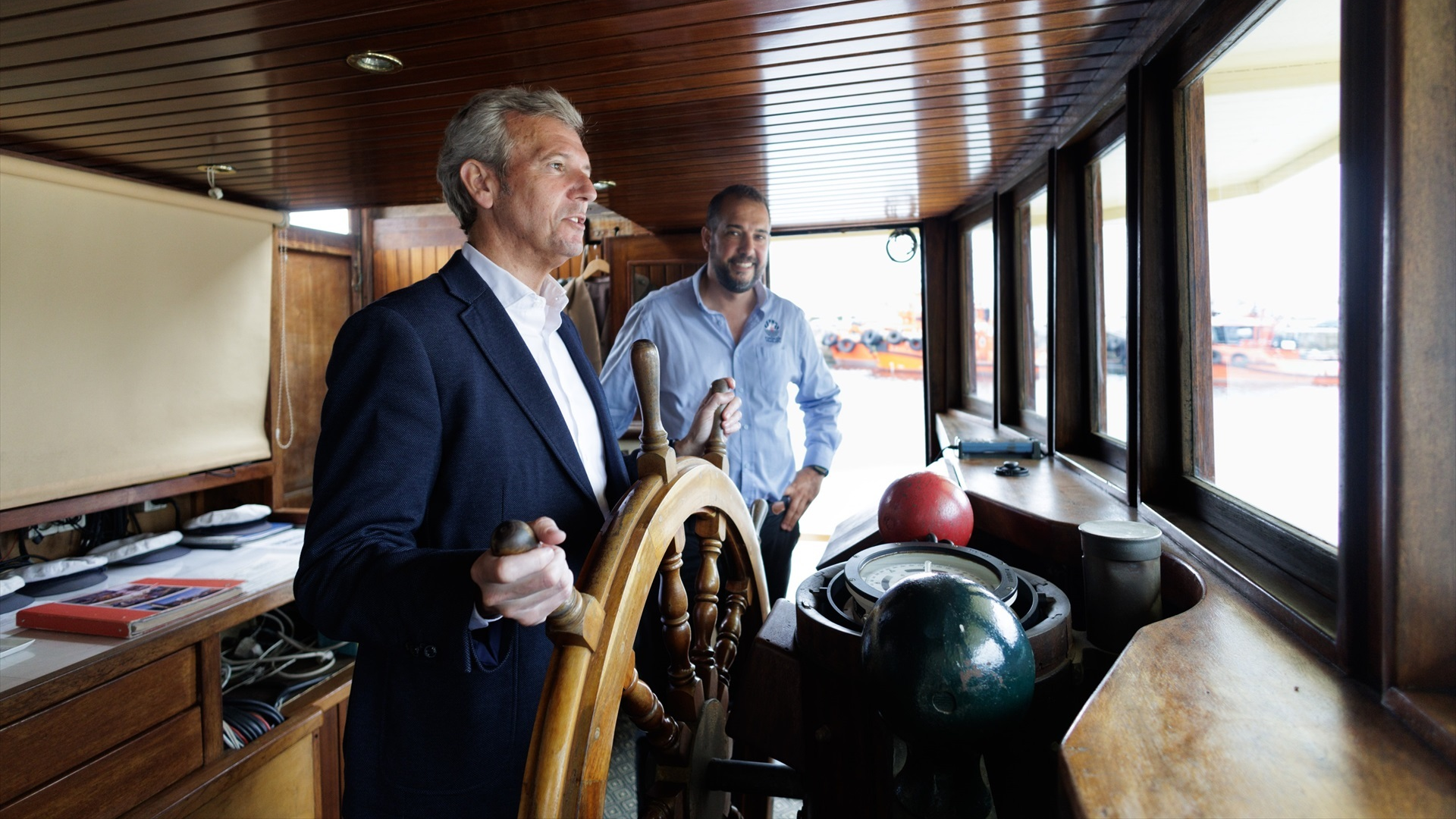 O presidente da Xunta, Alfonso Rueda, a bordo do buque Hidria II en Vigo/David Cabezon/Xunta