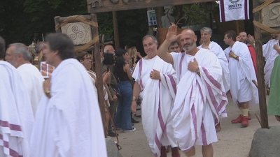Os senadores romanos saúdan o pobo ao partiren da Castra