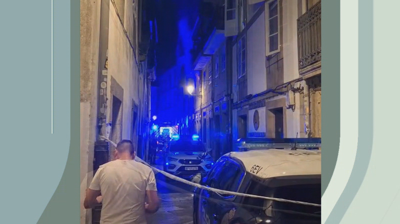 Edificio ardendo na rúa Algalia de Abaixo, en Santiago, na madrugada do sábado