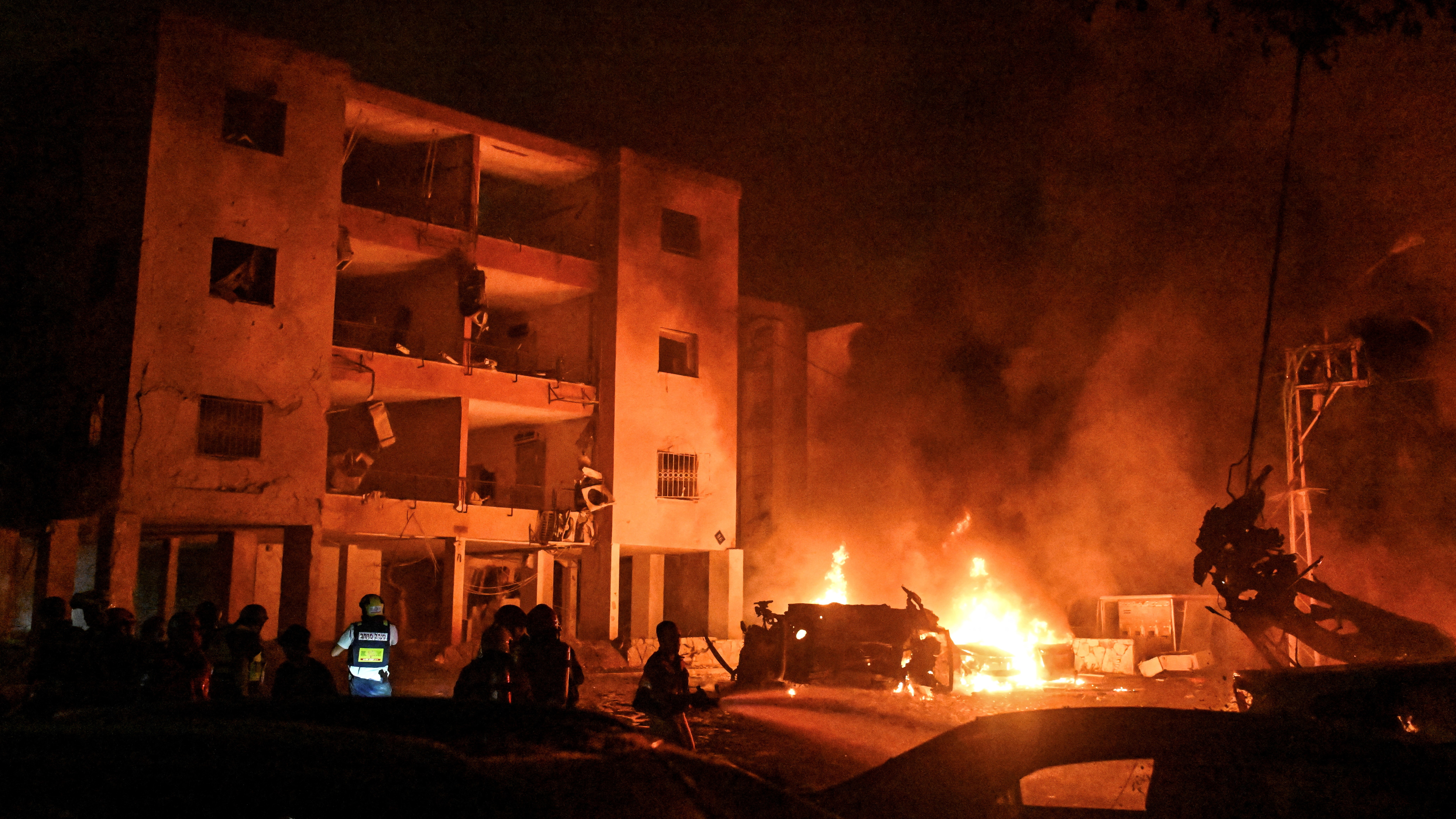 Edificio incendiado por un mísil iraní en Haifa. REUTERS/Rami Shlush