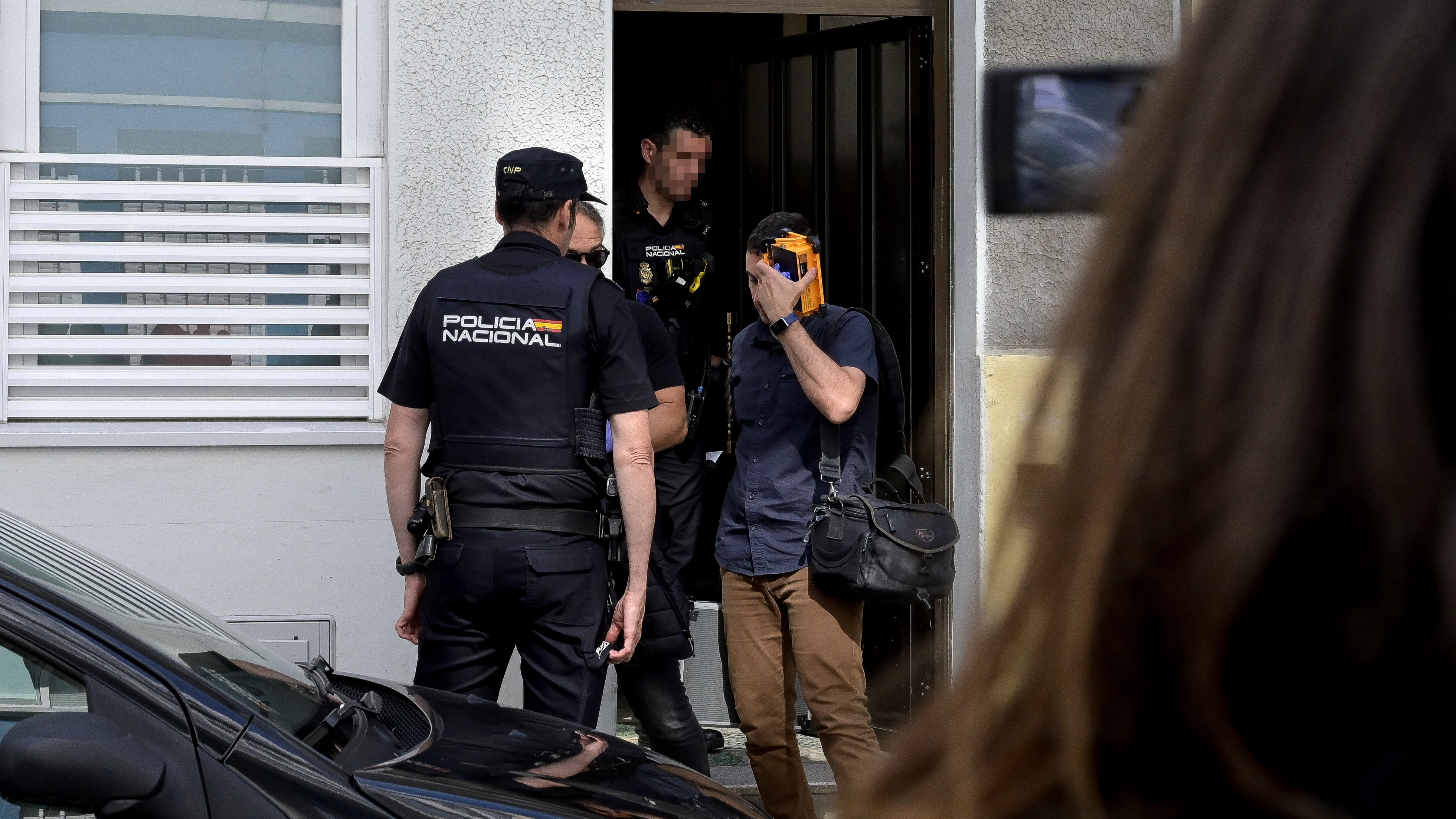 Axentes da Policía no lugar dos feitos. EFE/Moncho Fuentes