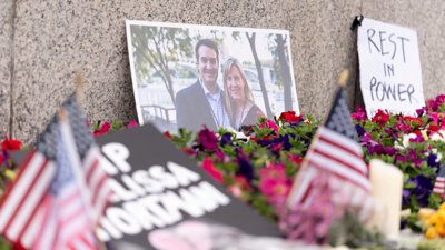 A xente deixa flores e fotografías en memoria da lexisladora e o seu marido no Capitolio do Estado de Minnesota (REUTERS / Tim Evans)