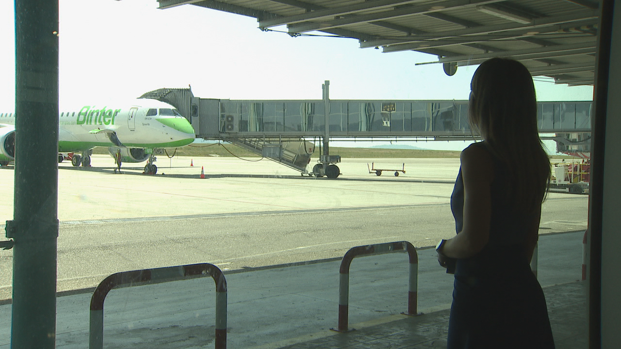 Ana Molés, directora do aeroporto de Peinador, observa a actividade na pista.