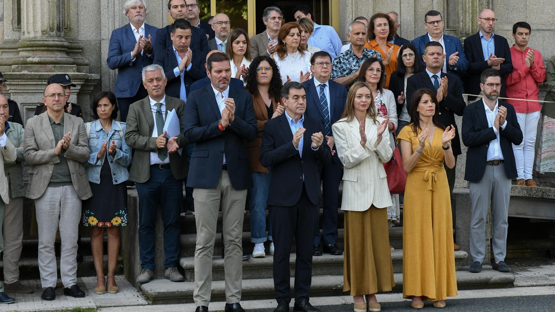 Varios conselleiros e outros cargos públicos gardaron un minuto de silencio diante da sede central da Xunta en Santiago