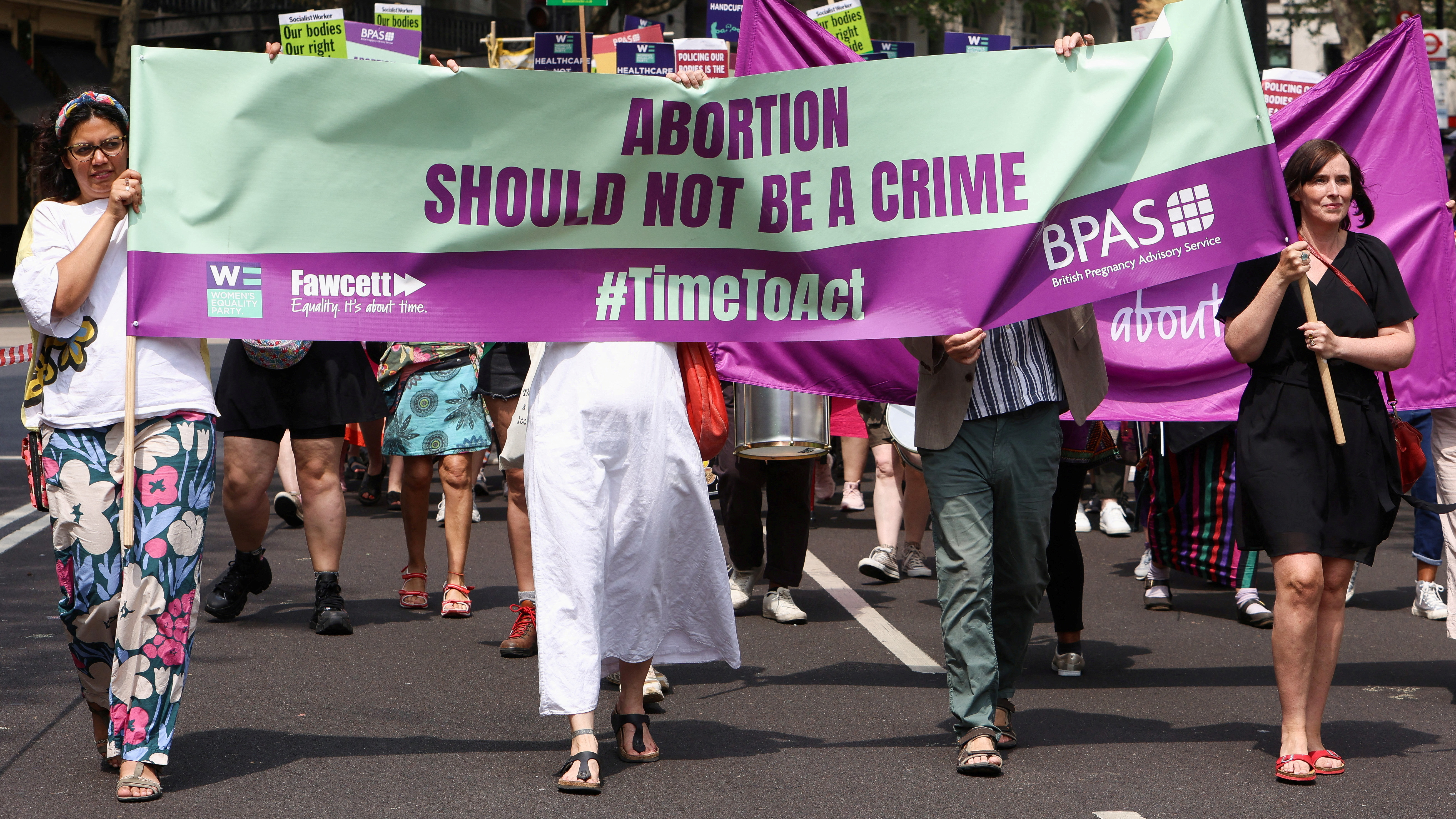 A xente marcha durante unha protesta pedindo unha reforma da lei do aborto en Londres (Susannah Ireland/Reuters)