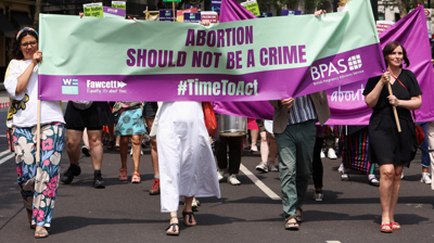 A xente marcha durante unha protesta pedindo unha reforma da lei do aborto en Londres/Susannah Ireland/Reuters