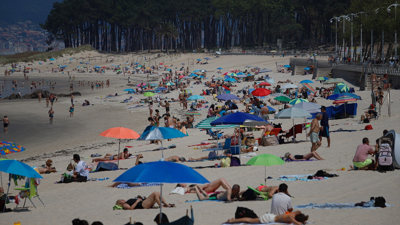 Decenas de persoas na praia de Samil/Adrián Irago / Europa Press