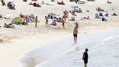 Varias persoas refréscanse na praia de Doniños, en Ferrol/Kiko Delgado/EFE