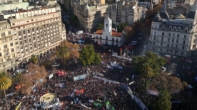 Unha vista dun dron mostra a partidarios da expresidenta reunidos na Praza de Mayo/Martin Cossarini/Reuters