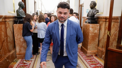O portavoz de ERC, Gabriel Rufián, abandona o Congreso para reunirse con Sánchez na Moncloa (EFE)