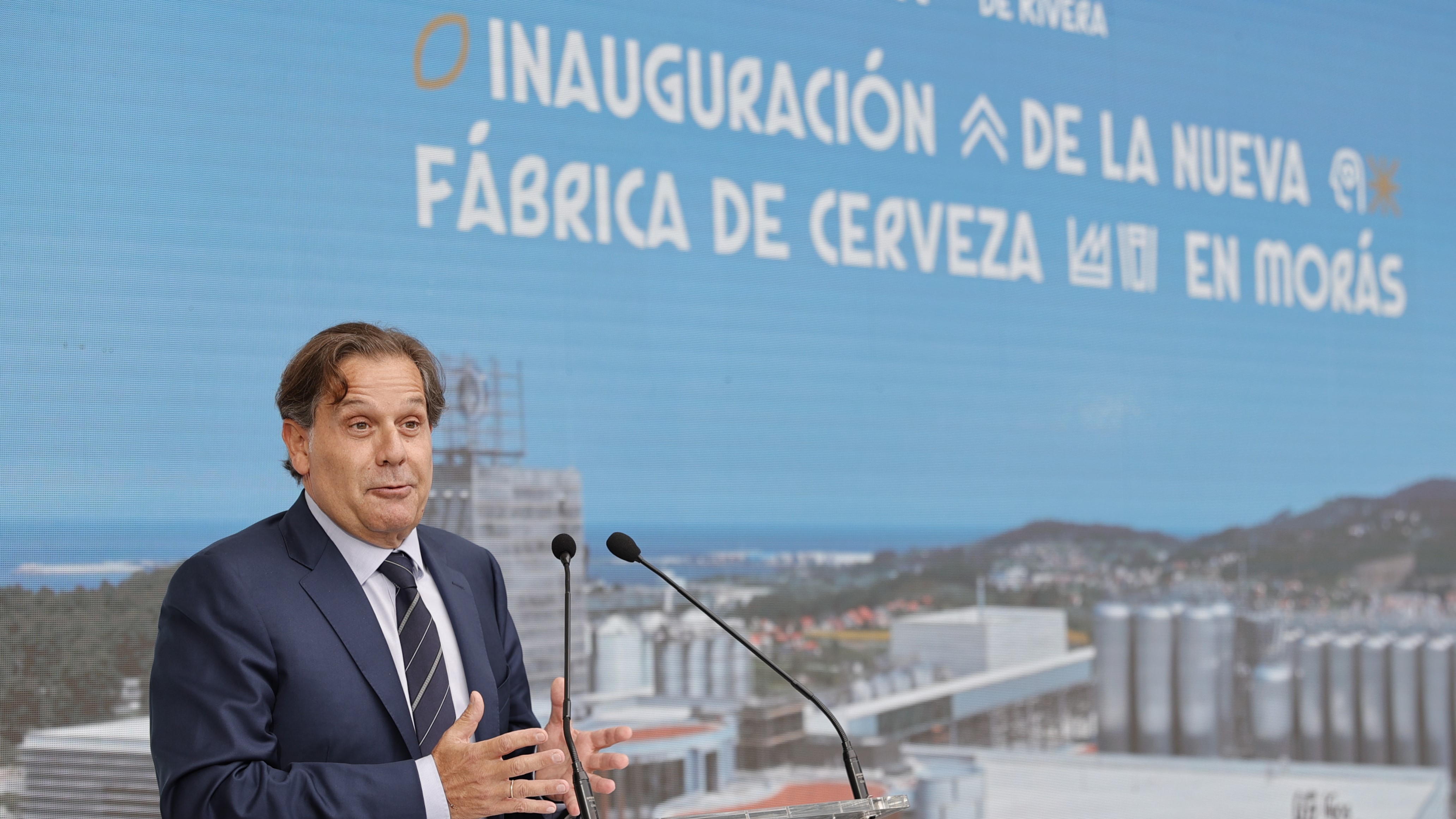 O presidente de Hijos de Rivera, Ignacio Rivera, durante a inauguración do novo centro produtivo de Estrella Galicia en Morás, Arteixo (EFE/Cabalar)