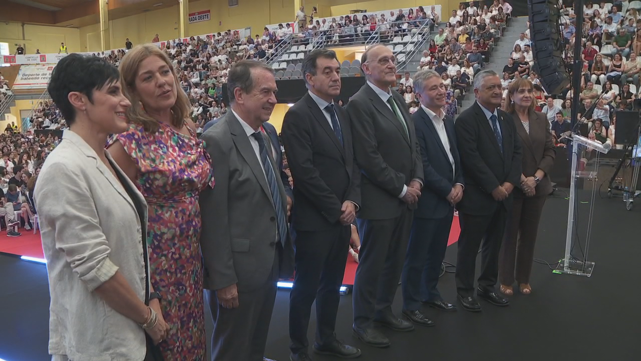 Os rectores das universidades galegas, xunto o conselleiro Román Rodríguez, o alcalde de Vigo e outras autoridades