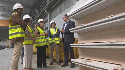 A conselleira de Economía e Industria, María Jesús Lorenzana, visitou as instalacións do grupo Rodiñas en Teixeiro
