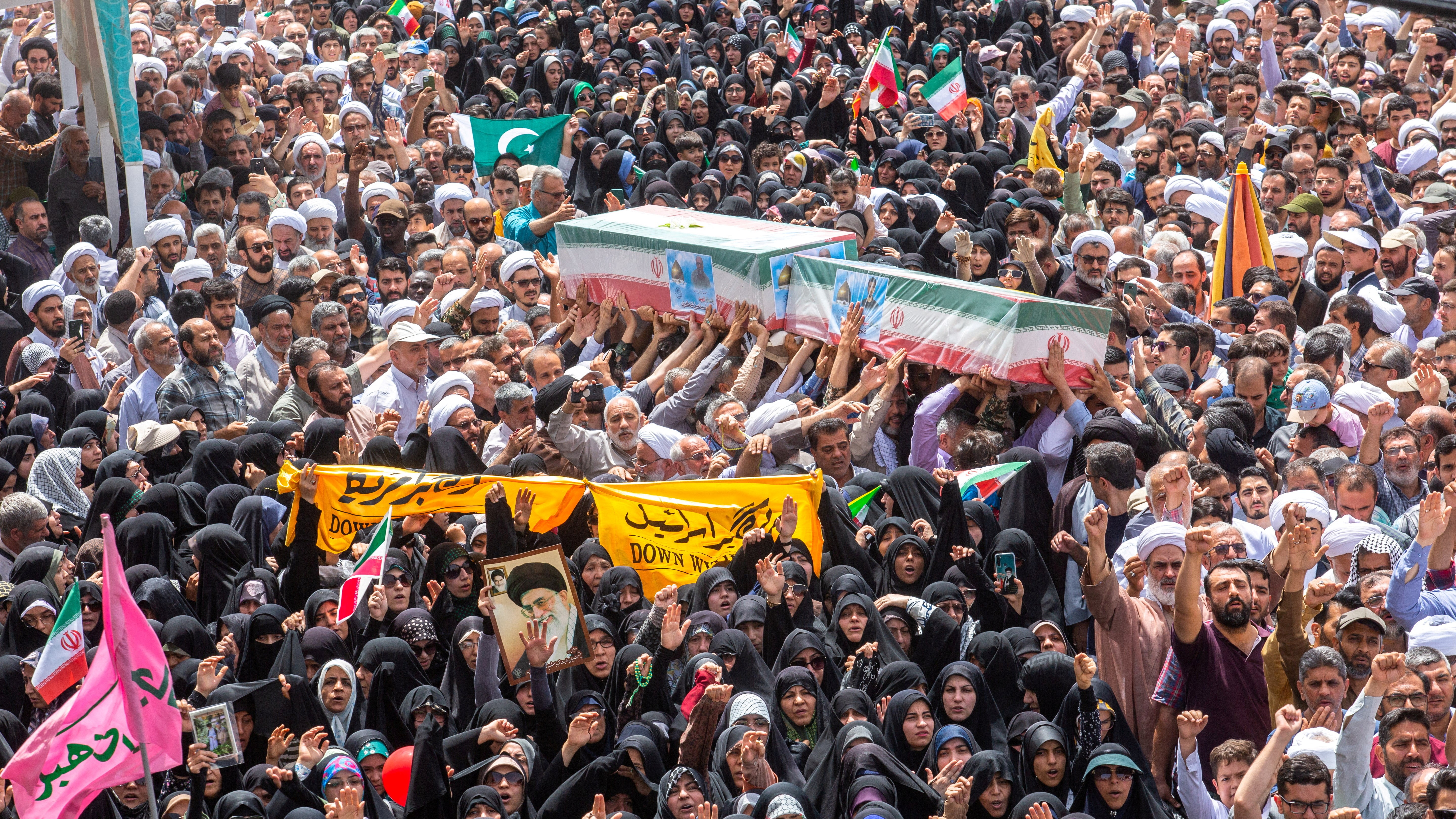 Funeral en Qom polas vítimas do ataque israelí. Ahmad Zohrabi/ISNA vía REUTERS