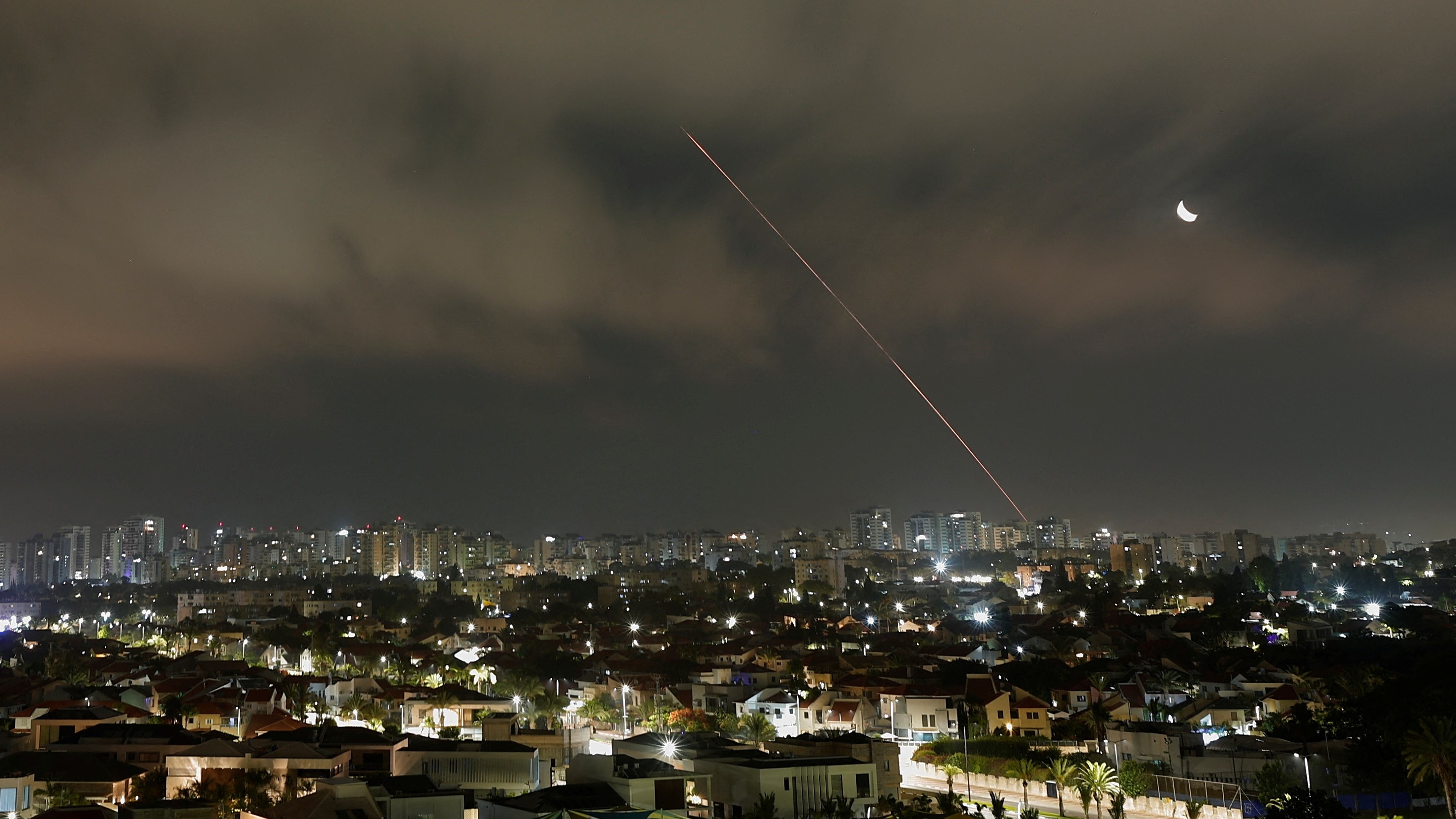 Un mísil interceptado no ceo da localidade israelí de Ashkelon. REUTERS/Amir Cohen