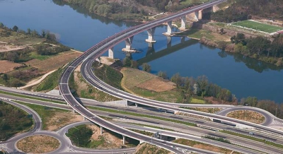 Viaducto da AG-53 sobre a A-52 e enlace en dirección Ourense e Toén