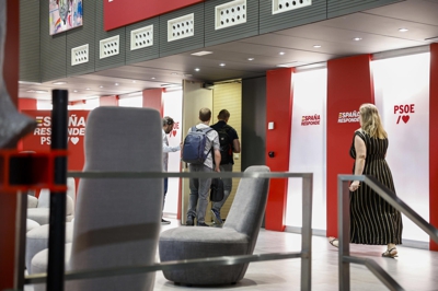 A UCO no interior da sede do PSOE en Madrid, este venres. Foto: EFE/Rodrigo Jiménez