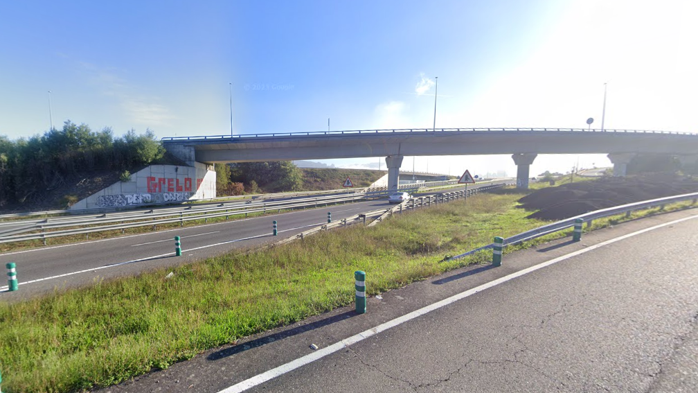 Viaducto da AG-53 sobre a A-52 en dirección Ourense e desvio a Toén