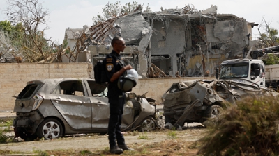 Un edificio destruído polas bombas iranianas en Nes Ziona. REUTERS/Ammar Awad