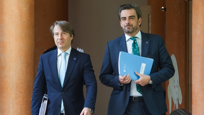 O conselleiro de Facenda, Miguel Corgos, canda ao titular de Presidencia, Diego Calvo (EFE/Xoán Rey)