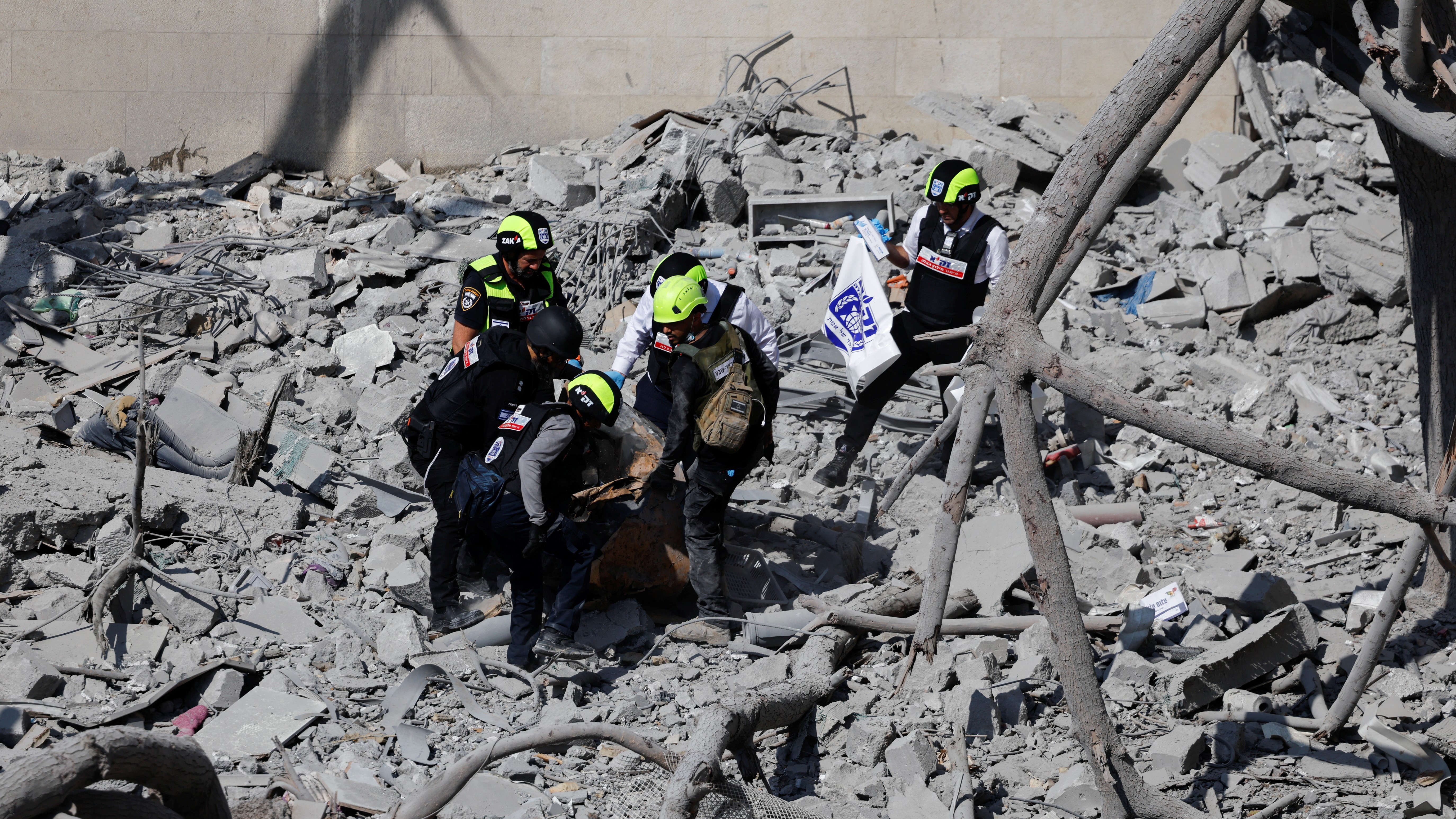 Resultado dun proxectil iraniano na cidade israelí de Bersheva (REUTERS/Amir Cohen)