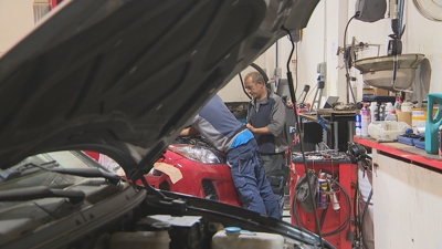 Mecánicos comproban o estado dun coche