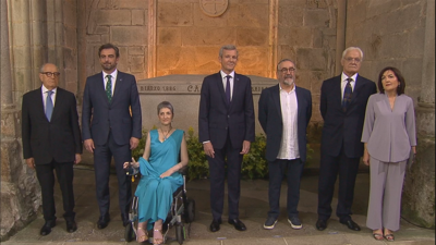 O presidente da Xunta, Alfonso Rueda, e o conselleiro Diego Calvo, cos galardoados, no inicio do acto