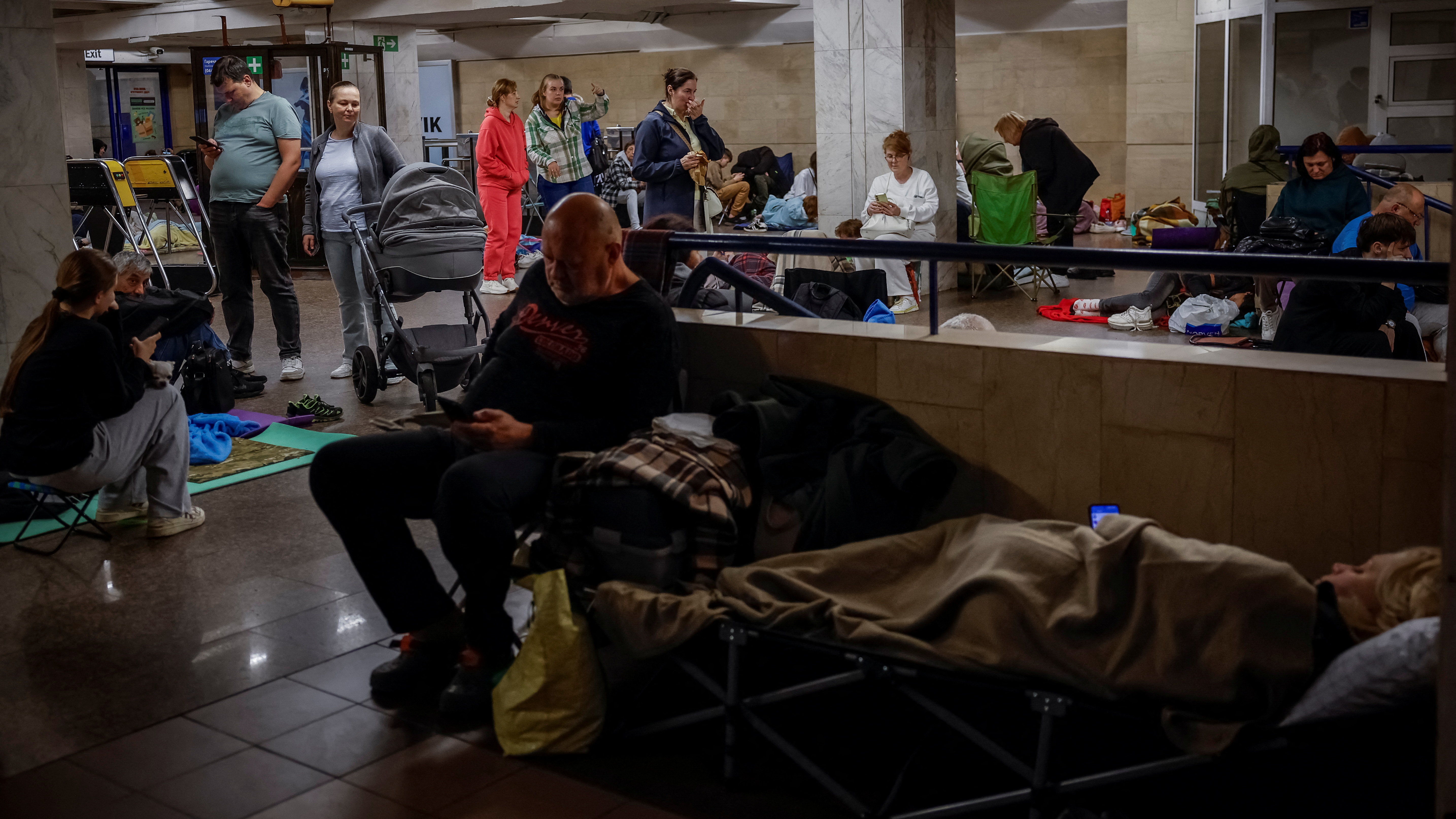 Cidadáns refuxiados nunha estación de metro durante o ataque ruso ( REUTERS/Alina Smutko)