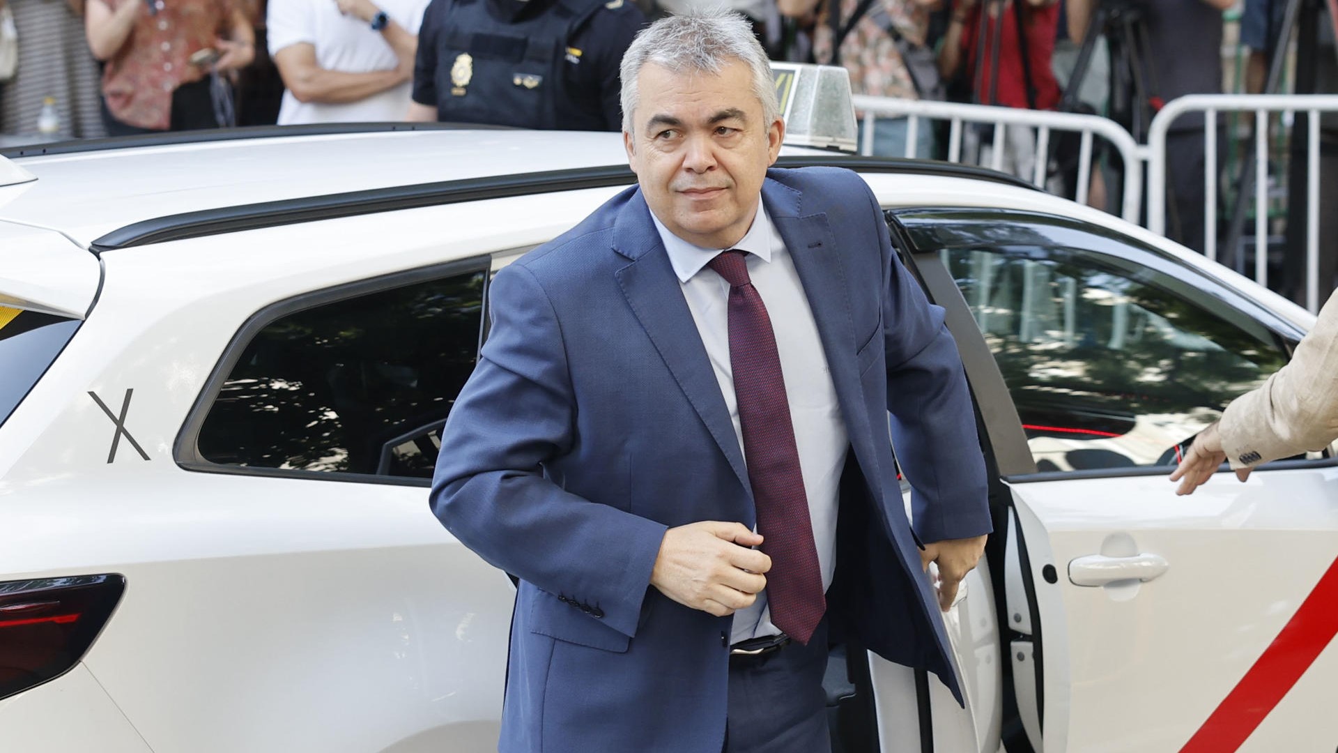 Santos Cerdán acudindo ao Tribunal Supremo para declarar (EFE/Sergio Pérez)