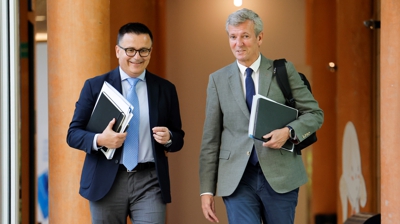 O preisidente da Xunta, Alfonso Rueda, canda ao conselleiro de Emprego, José González (EFE/Lavandeira jr)