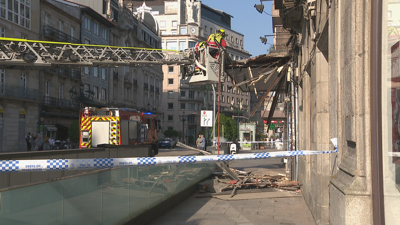 Os bombeiros de Vigo traballaron en asegurar a cornixa máis danada