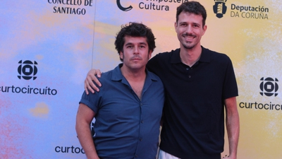 O director do festival Pela del Álamo e o realizador Lois Patiño, no festival de cinema Curtocircuíto (EFE/Xurxo Martínez)