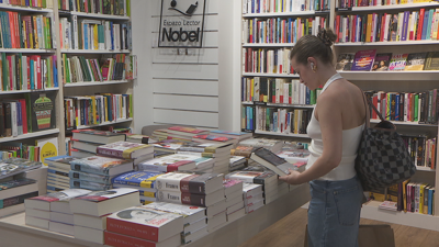 O verán é unha época que invita a mergullarse nun bo libro