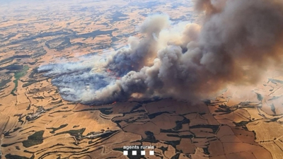 Os Bombeiros da Generalitat afrontan a extinción de dous incendios simultáneos na comarca da Segarra, o de Torrefeta i Florejacs / EFE/ Agents Rurals