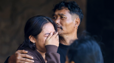 Os familiares agardan noticias dos seres queridos que viaxaban no barco (REUTERS/Johannes P. Christo)