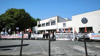 Persoal do grupo Yáñez protesta ante un dos concesionarios/Foto de arquivo/Europa Press