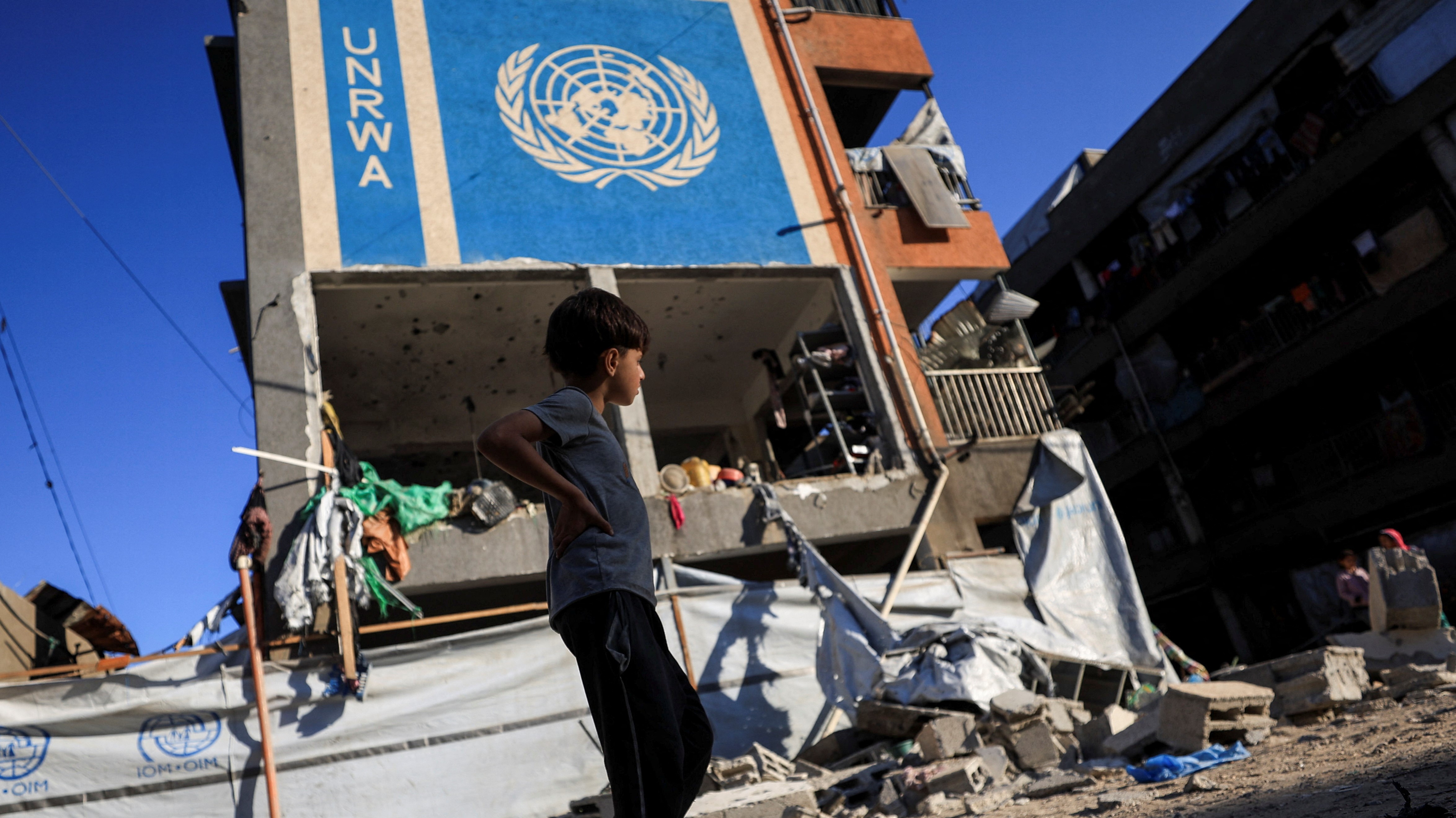 Un neno palestino diante dunha escola da UNRWA en Gaza. REUTERS/Dawoud Abu Alkas