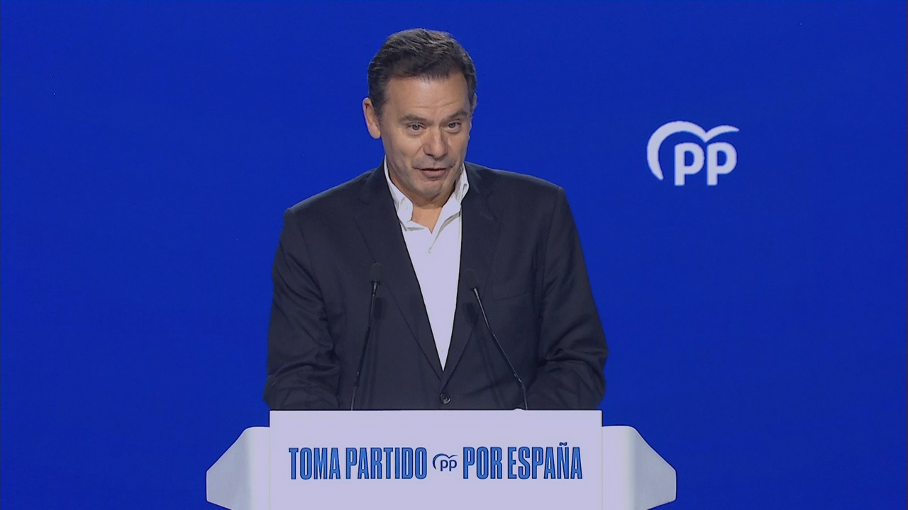 O primeiro ministro portugués, Luis Montenegro, durante a súa intervención