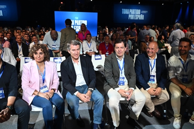 Feijóo, xunto a Dolors Montserrat, Fernández Mañueco, e Miguel Tellado, este sábado (Efe/Fernando Villar)