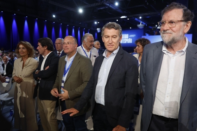 Núñez Feijóo, xunto a Tellado e os ex presidentes Rajoy e Aznar, este domingo (EFE/ Javier Lizón)