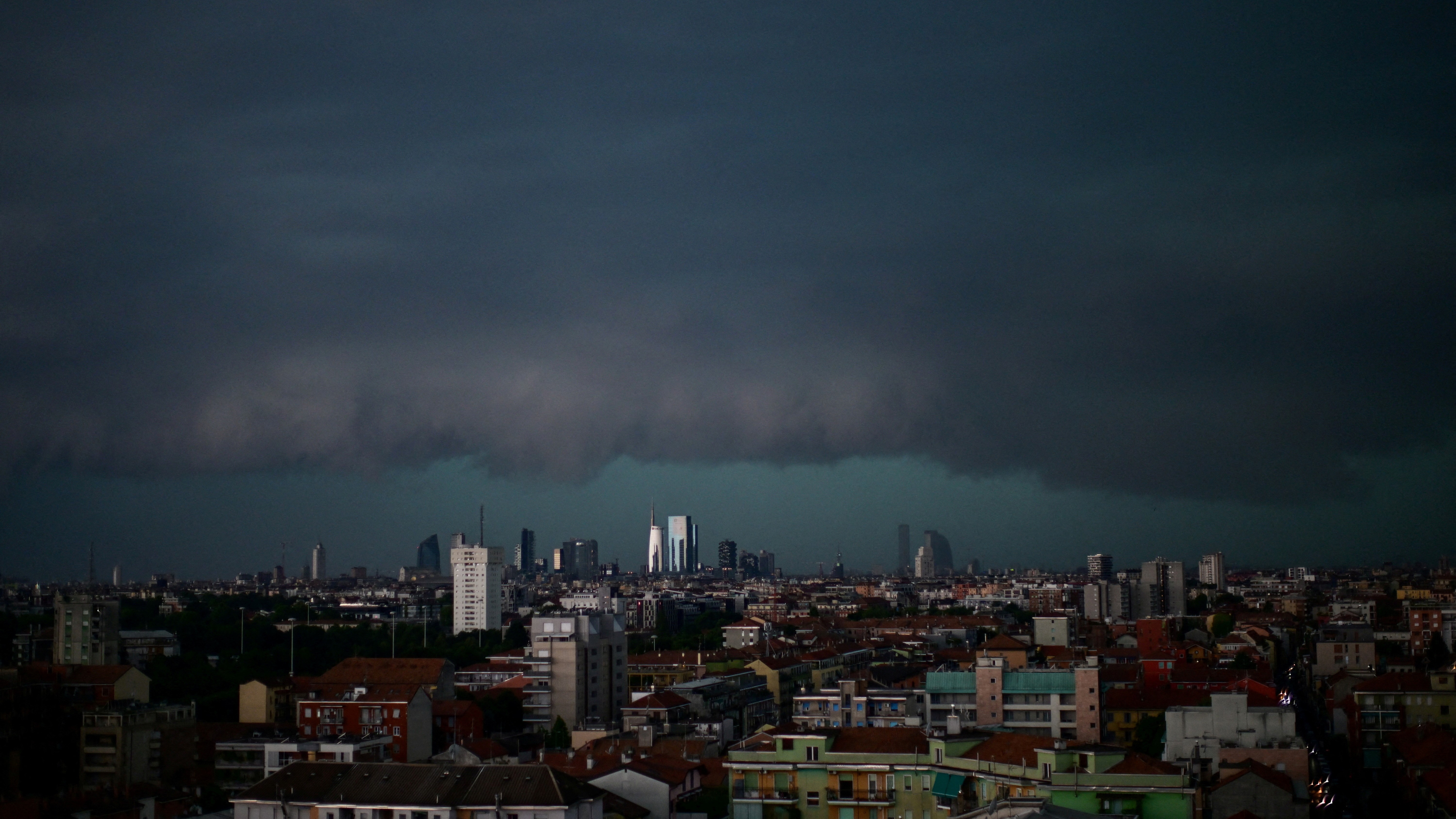 En Milán a tormenta levou a escuridade á cidade, na que se fixo repentinamente de noite (Reuters / Daniele Mascolo)