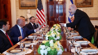 Durante a cea entre Trump e Netanyahu o primeiro minstro israelí entregou ao presidente dos EUA a carta enviada a Oslo coa súa candidatura para o premio Nobel da Paz (Reuters/Kevin Lamarque)