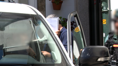 El empresario investigado meténdose nunha patrulla da Gardia Civil- EUROPA PRESS