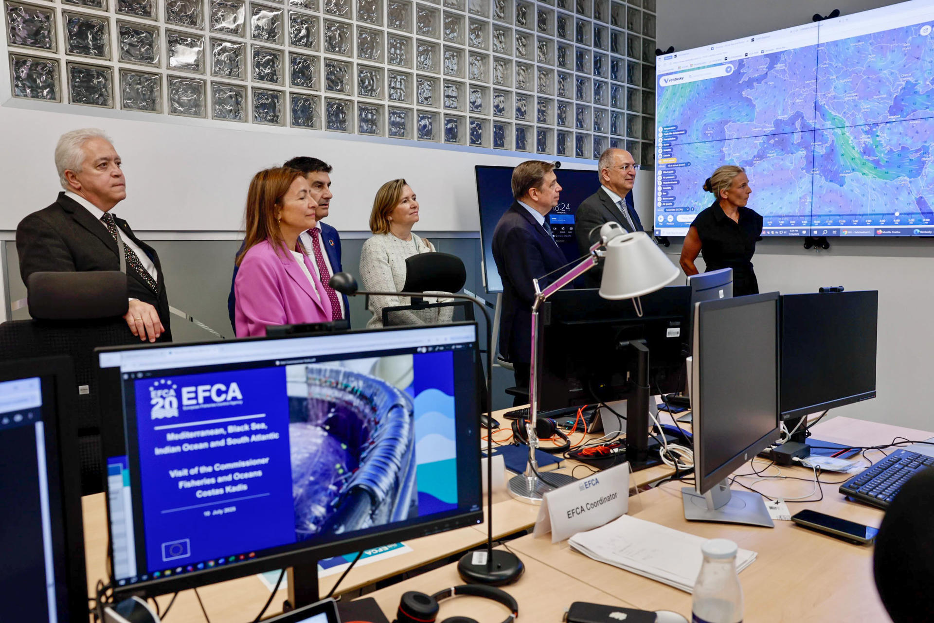 Kadis e Planas visitaron tamén a sede da Axencia Europea de Control de Pesca (EFE / Salvador Sas)