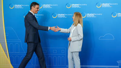 Giorgia Meloni recibe a Pedro Sanchez á súa chegada ao cumio para a reconstrución de Ucraína que se celebra en Roma (REUTERS/Guglielmo Mangiapane)